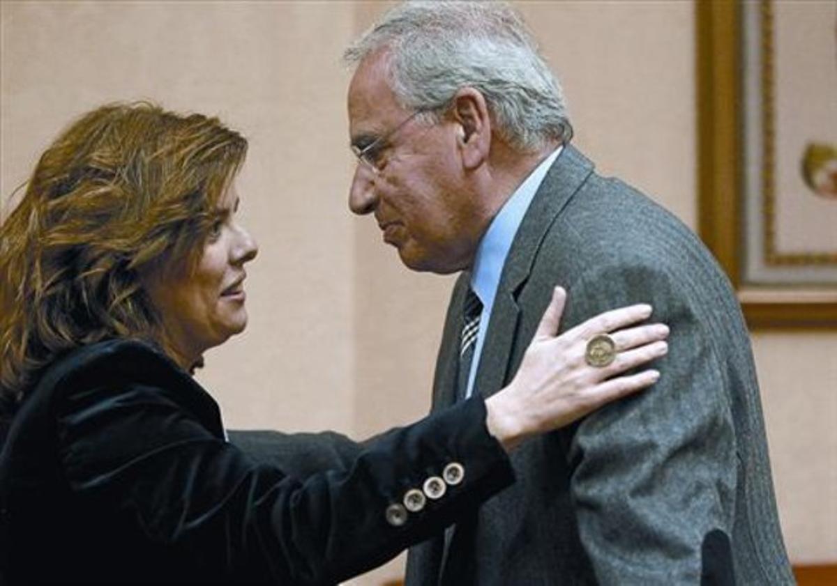 Soraya Sáenz de Santamaría saluda Alfonso Guerra, ahir, a la Comissió Constitucional del Congrés.
