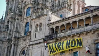Greenpeace cuelga una pancarta en la Catedral de Santiago contra la factoría de Altri