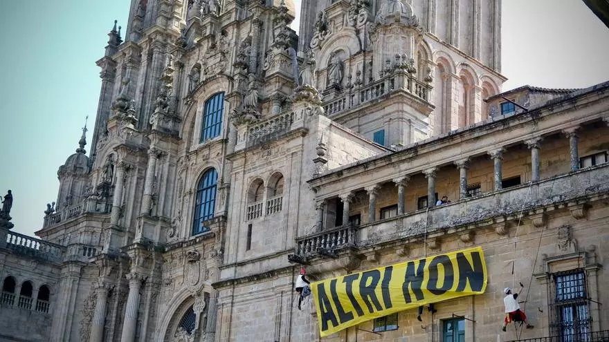 Greenpeace cuelga una pancarta en la Catedral de Santiago contra la factoría de Altri