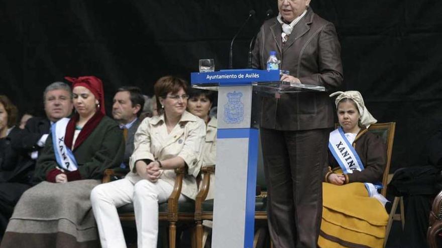 Josefa Sanz, durante la lectura del pregón de las fiestas del Bollo de 2008.