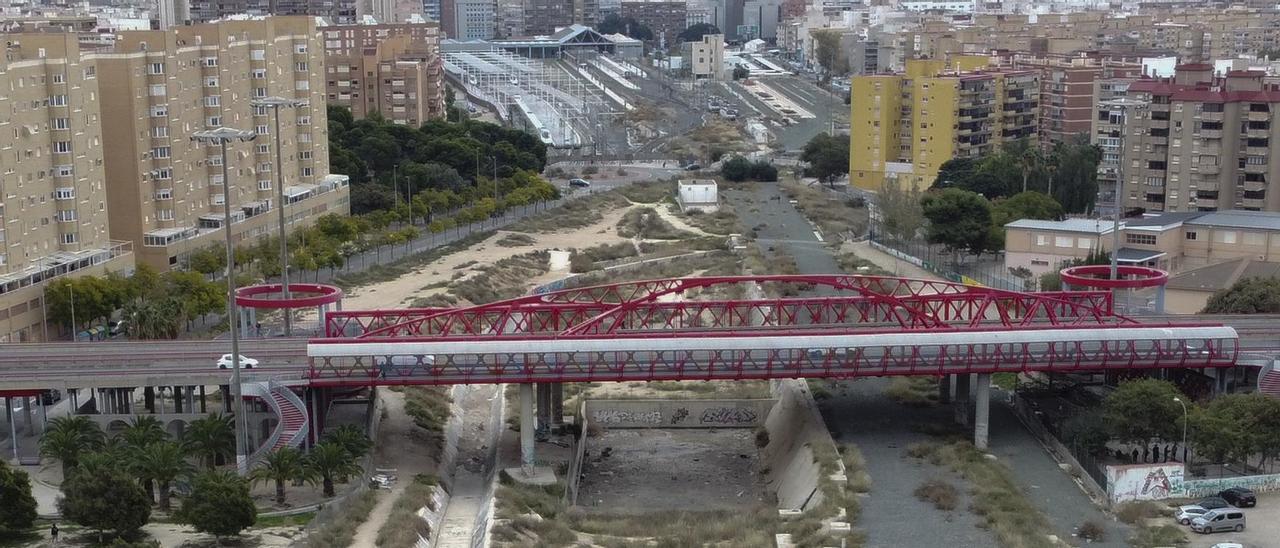 Parte de los terrenos sobre los que se proyectan pasos peatonales, con la estación de Renfe al fondo de la imagen