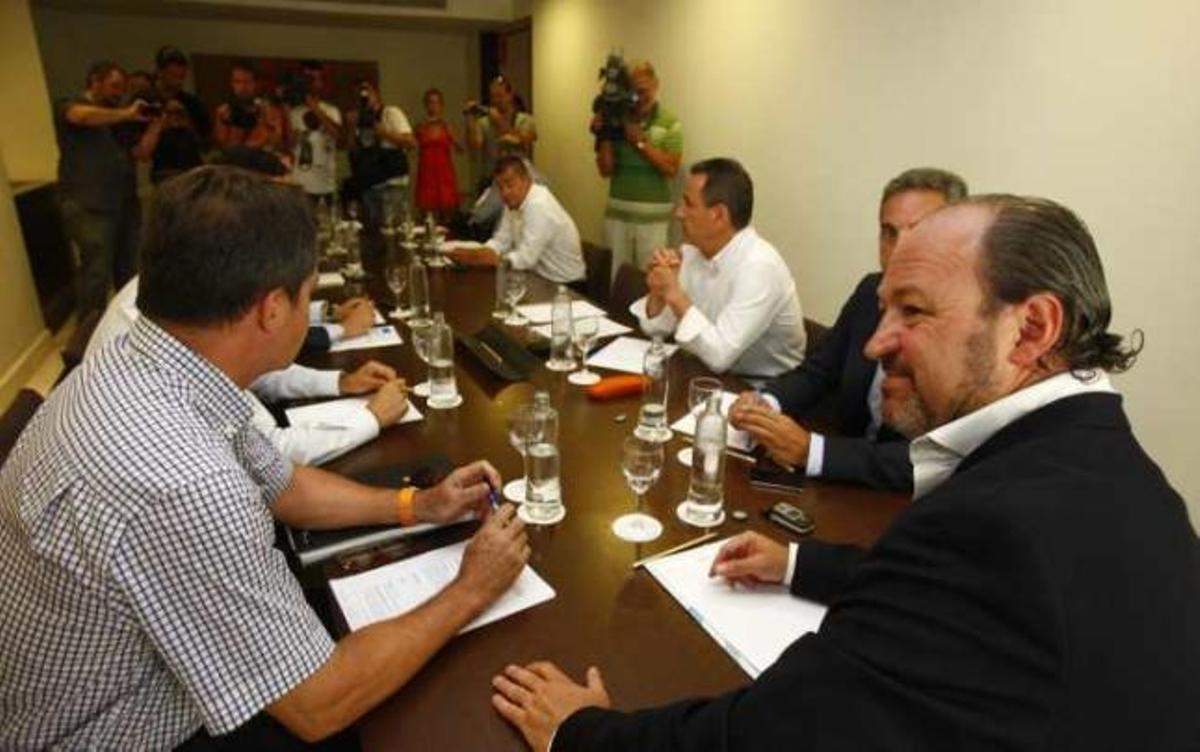 Castillo, en primer término, durante el consejo de ayer.