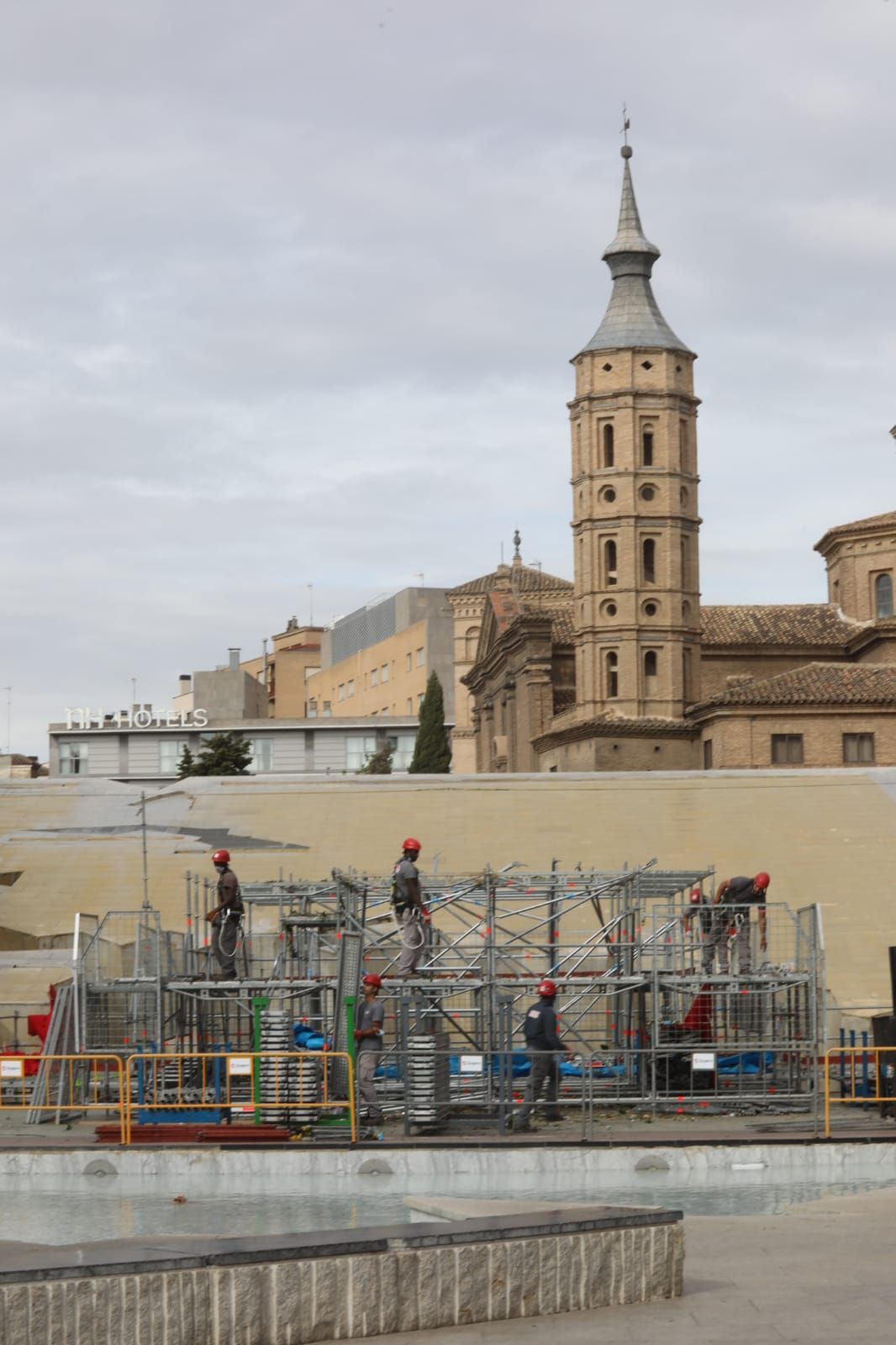 FOTOGALERÍA | Desmontaje de la Virgen en la plaza del Pilar