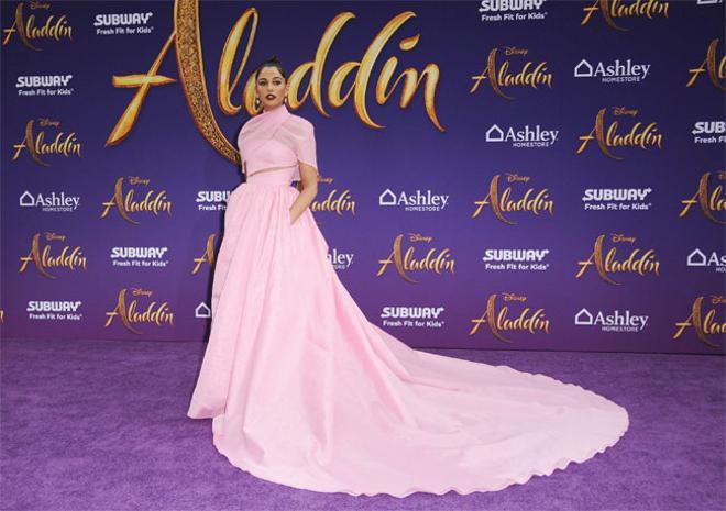 Naomi Scott con vestido de Brandon Maxwell en el estreno de Aladdin