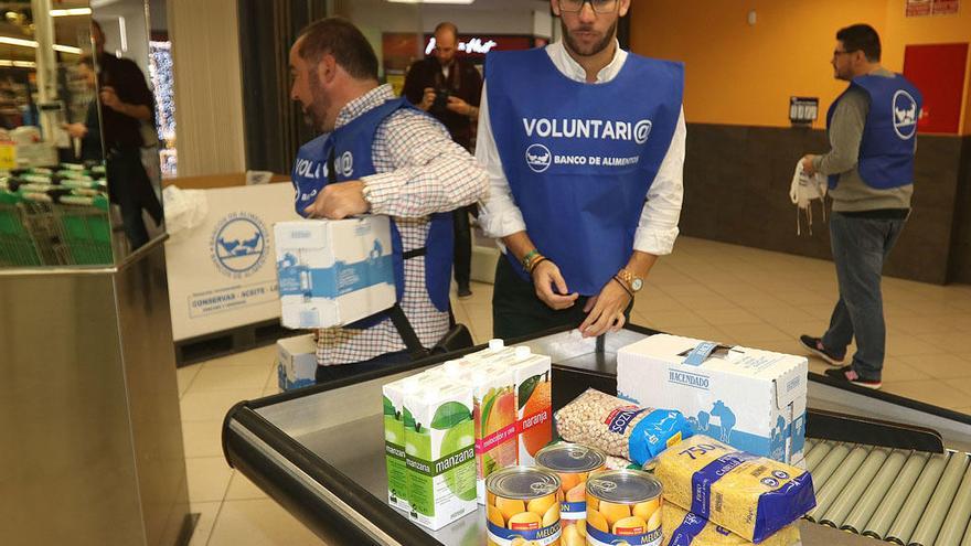 Voluntarios de Bancosol clasifican los alimentos de la Gran Recogida de 2017.