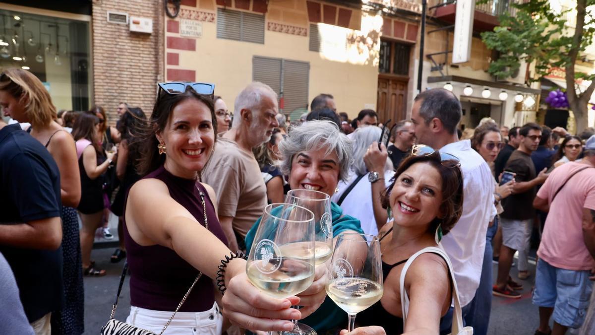 La calle Poeta Quintana brinda con los vinos de Alicante en una nueva fiesta del comercio local