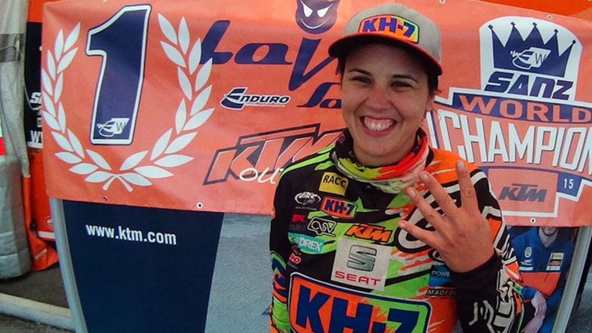 Laia Sanz, feliz tras proclamarse campeona mundial de enduro por cuarto año consecutivo