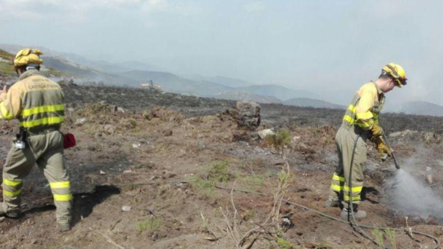 Trabajos de control del fuego en Escuredo