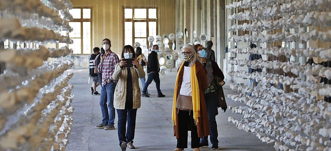 Visitantes entre la obra de Guillermo Ocio | Luisma Murias