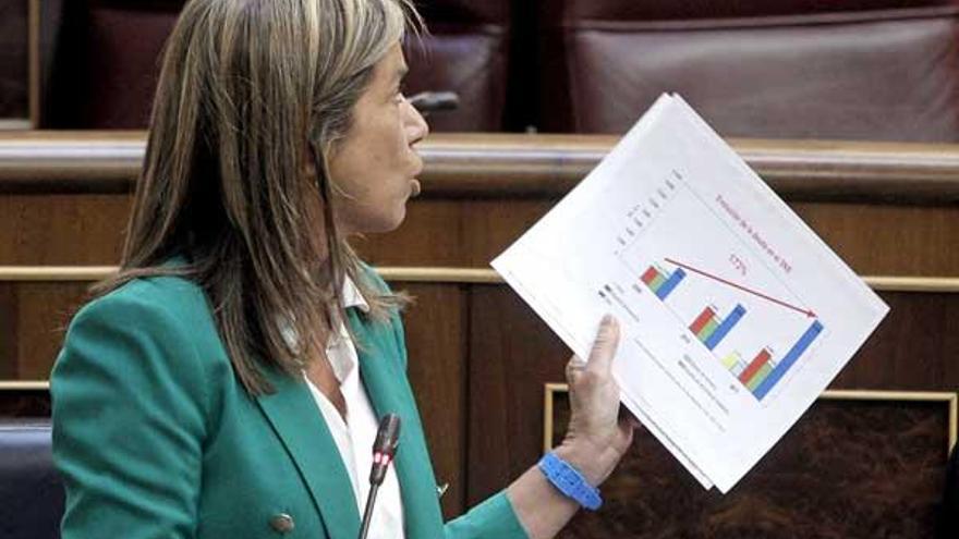 La ministra Ana Mato, ayer, en el Congreso de los Diputados.  // Efe