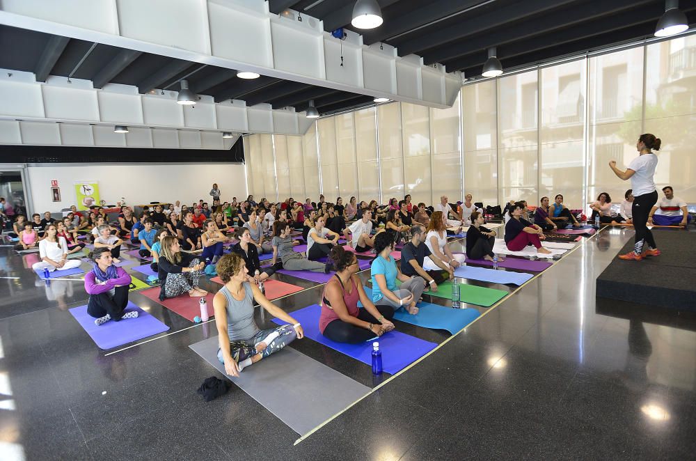 El yoga toma el Centro de Congresos de Elche