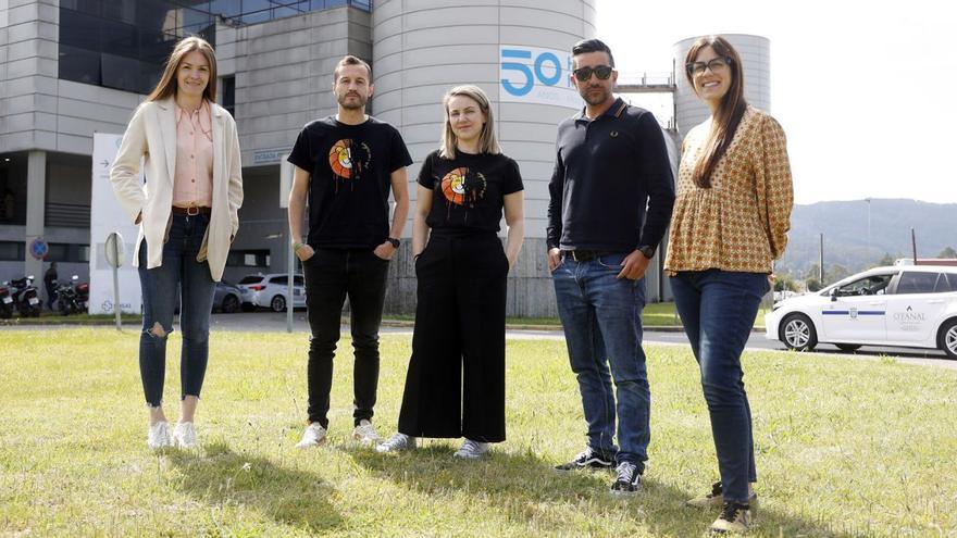 Toño Diz y Ana Vidal (centro), padres de Leo, un bebé fallecido por una enfermedad rara, con familias de la Asociación de Enfermos de Alexander y Distrofia Muscular de Duchenne y Becker.