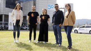 Toño Diz y Ana Vidal (centro), con familias de la Asociación de Enfermos de Alexander y Distrofia Muscular de Duchenne y Becker.  | |  G.S.