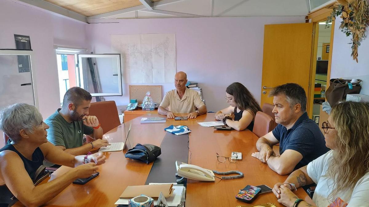 La reunión del gobierno local de Bueu, este miércoles en el Concello, ante la alerta por sequía.