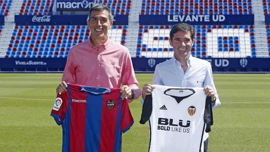 Muñiz, a la izquierda, y Marcelino, con las camisetas de sus clubes.