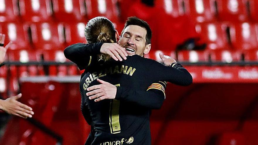 Messi y Griezmann celebran uno de los cuatro goles del Barça. | EFE/PEPE TORRES