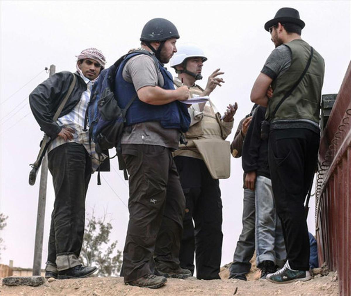 Steven Sotloff (al centre, amb casc negre) parla amb rebels libis a Al-Dafniya, a prop de Misrata, el juny del 2011.