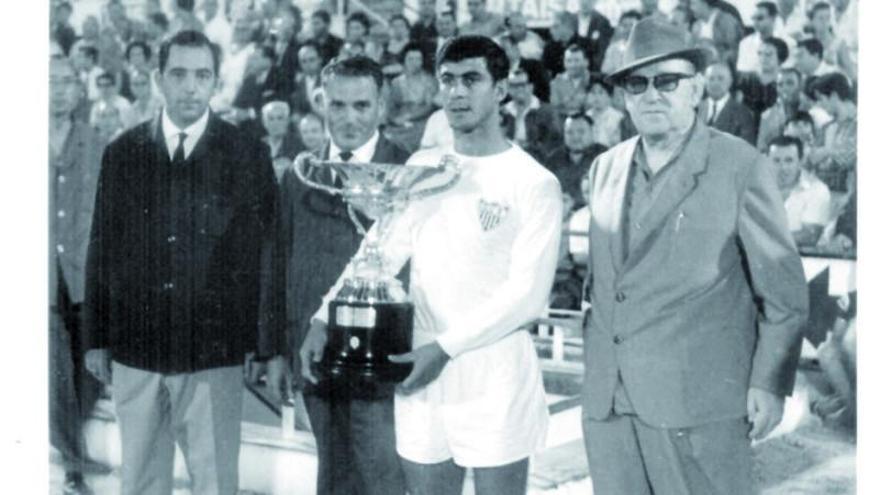 Manuel Costas, con un trofeo de pretemporada. |  // FDV