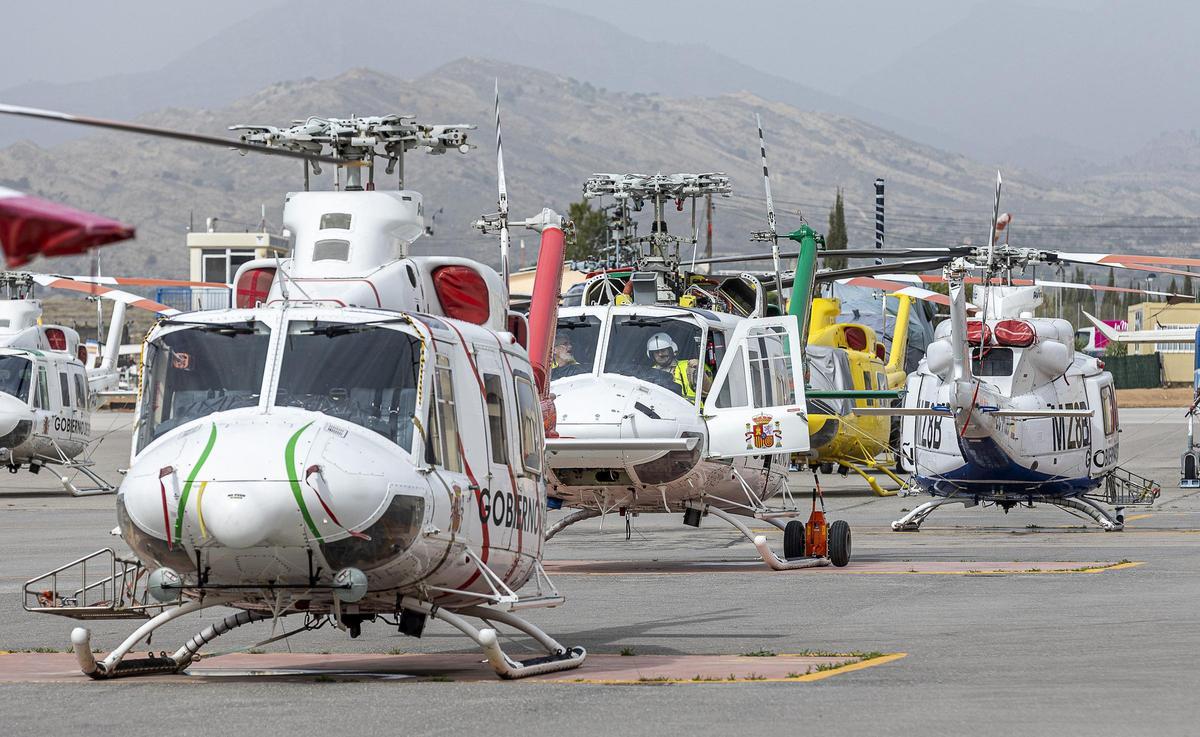 Varios helicópteros en la base de Avincis en Mutxamel.
