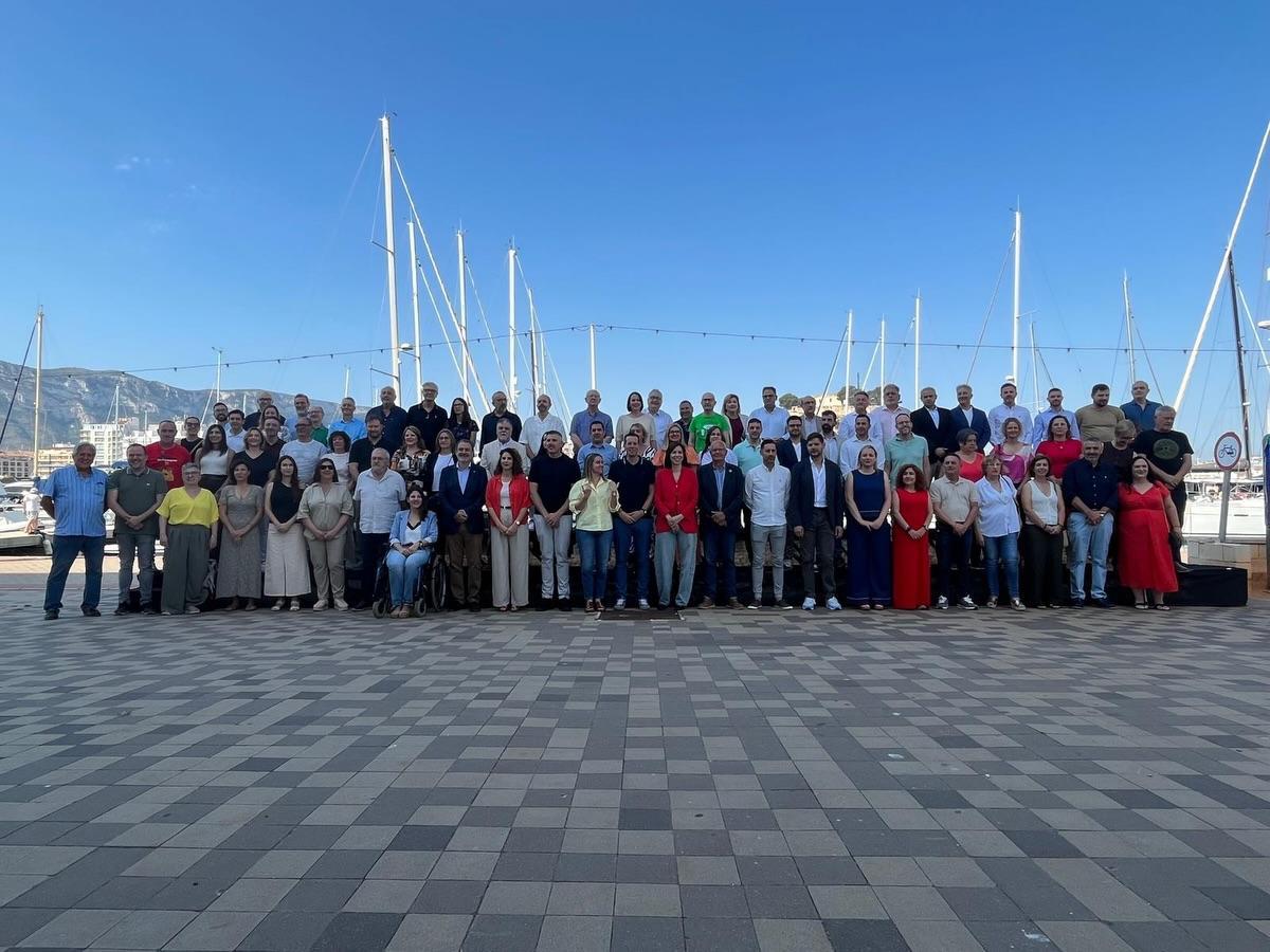 Foto oficial del acto con presencia de un centenar de alcaldes y alcaldesas.