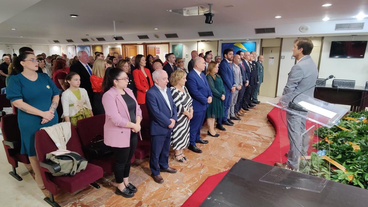 Asistentes al acto, en pie mientras sonaba el himno regional.
