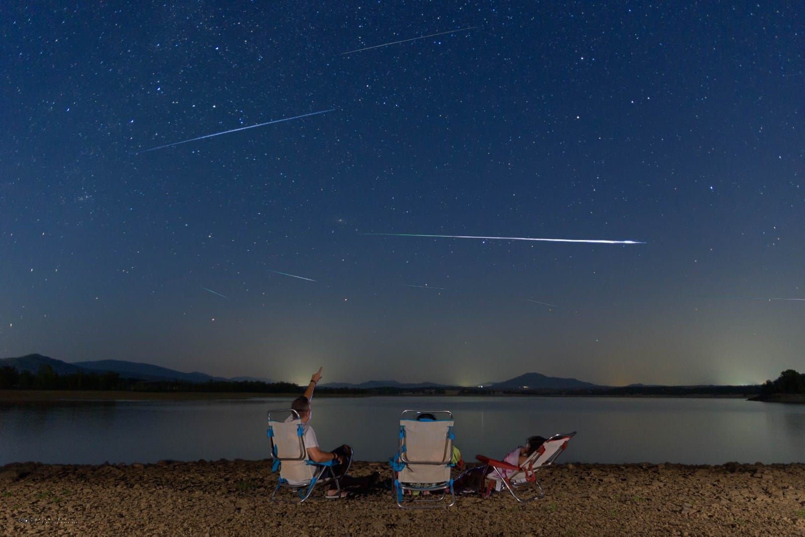Contemplando una lluvia de estrellas en el embalse del Borbollón.