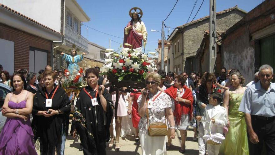Un primer plano de la procesión de Olmillos de Valverde.