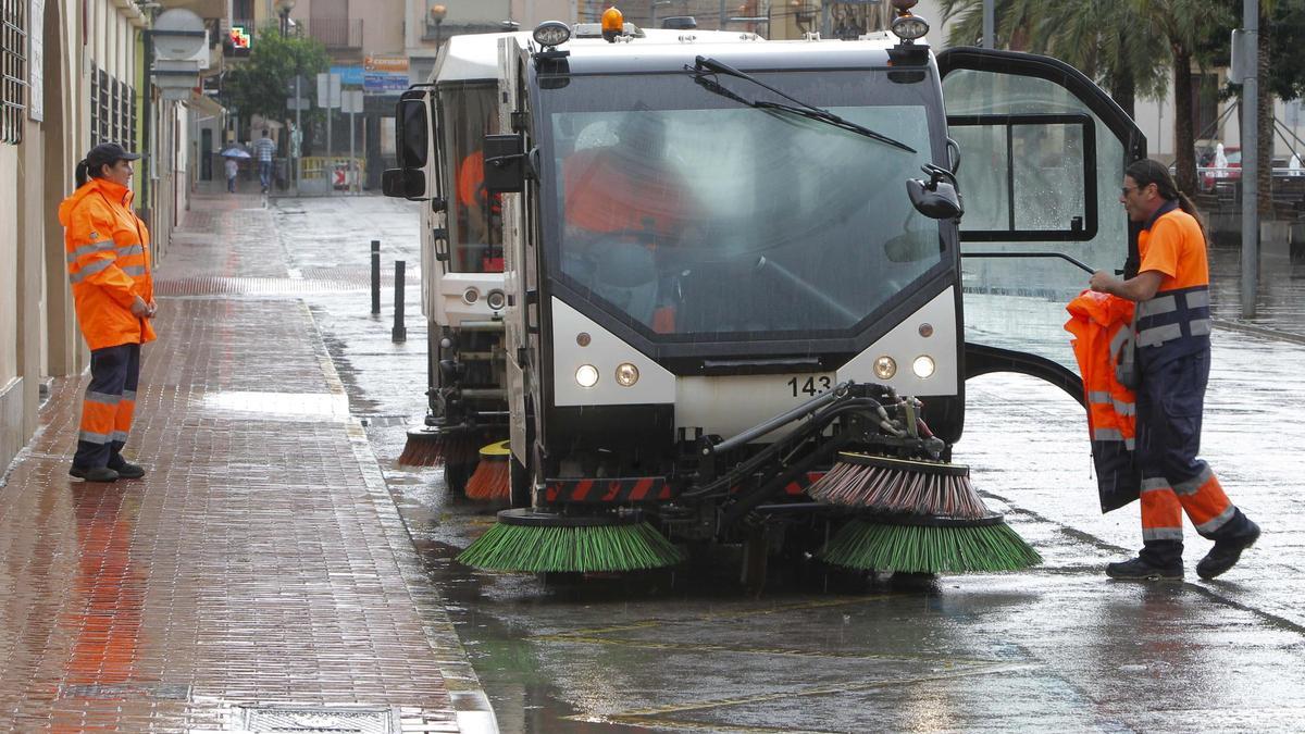 Imagen de archivo de una máquina barredora en Sagunt.