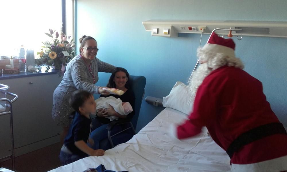 Papá Noel visita a los niños ingresados