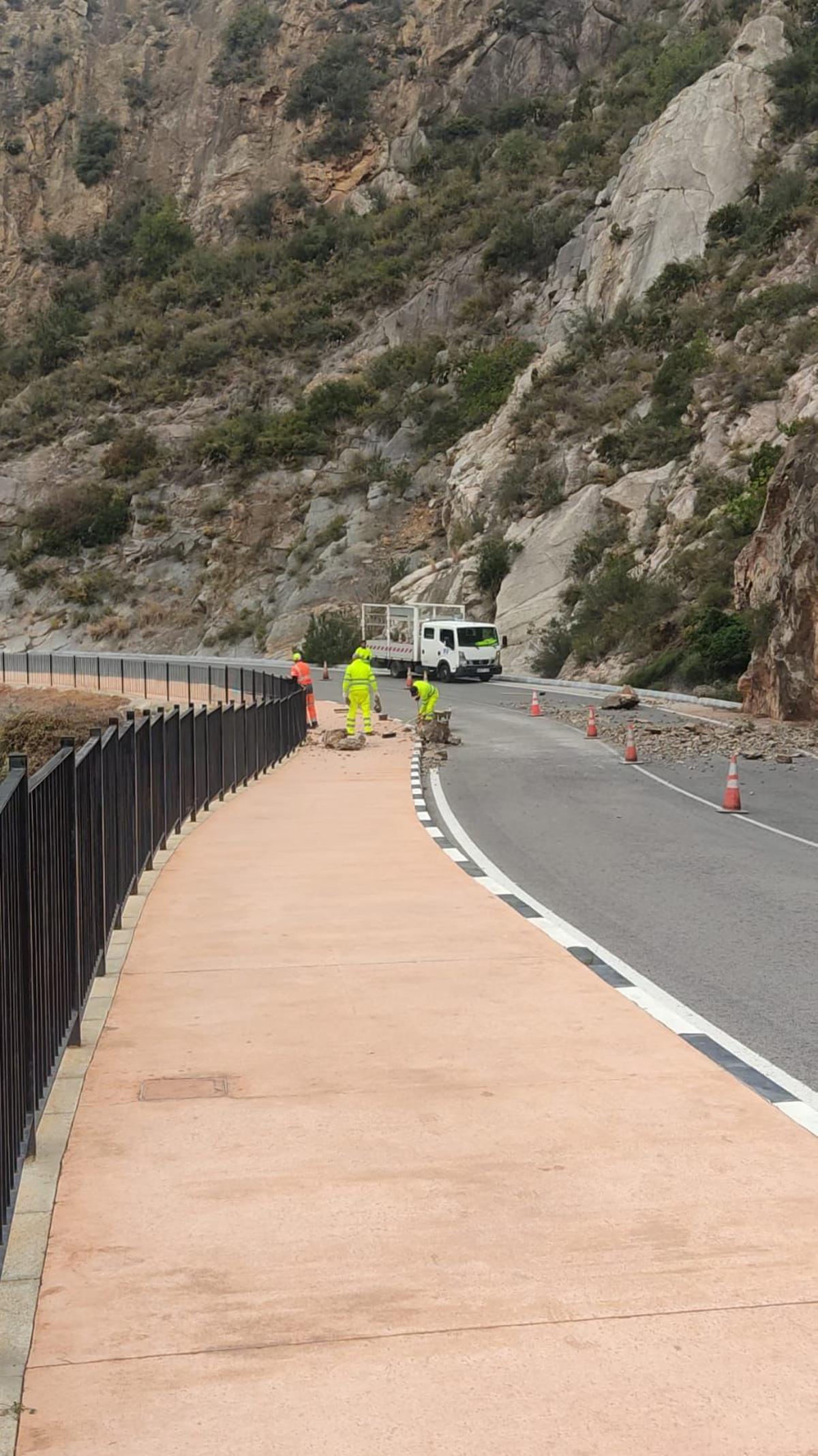 Operarios retiran las rocas tras el desprendimiento, a finales de diciembre.
