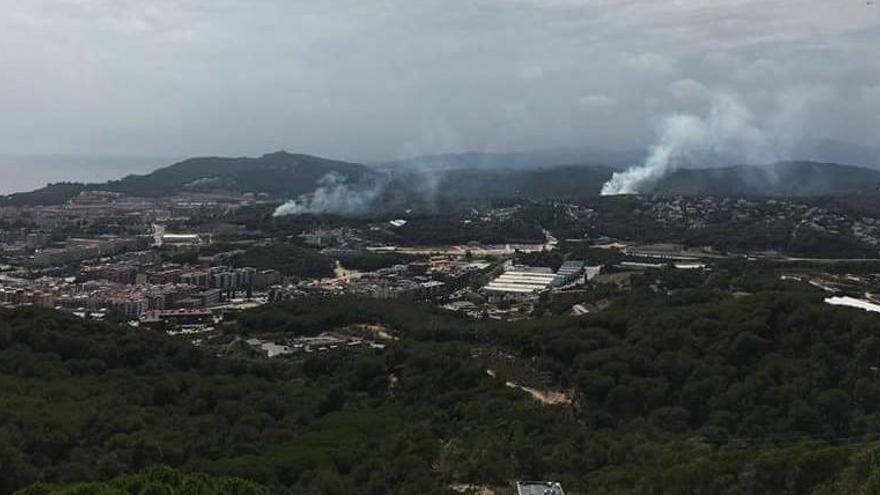 Els bombers controlen un incendi forestal a Lloret