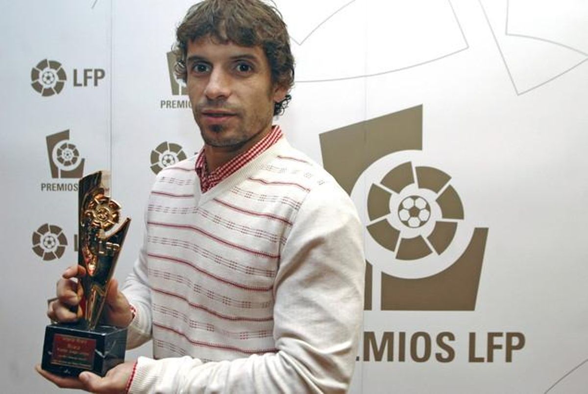 El centrecampista de l’Sporting de Gijón Alberto Rivera, després de recollir el trofeu de la Lliga de Futbol Professional al Joc Net a Primera Divisió (Lliga BBVA).