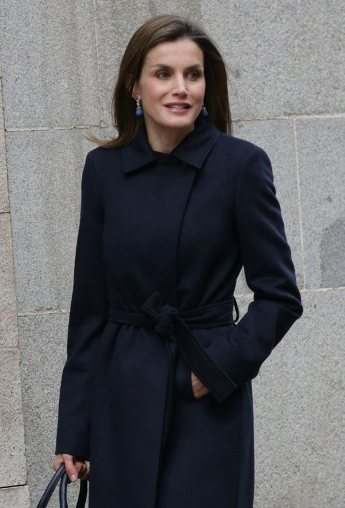 Letizia Ortiz con pendientes y abrigo azul