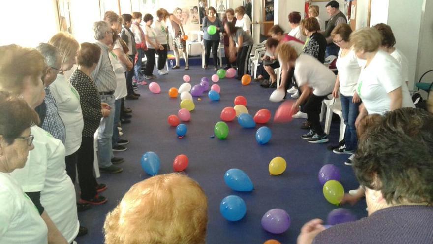 Las participantes durante el taller de risoterapia.