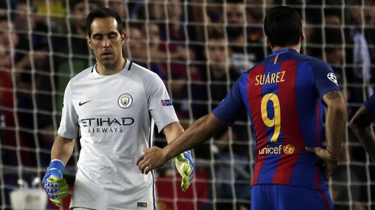 Claudio Bravo saluda a Luis Suárez mientras abandona el terreno de juego tras su expulsión.