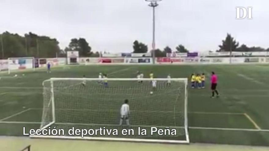 Un jugador de la Peña falla un penalti por orden del árbitro