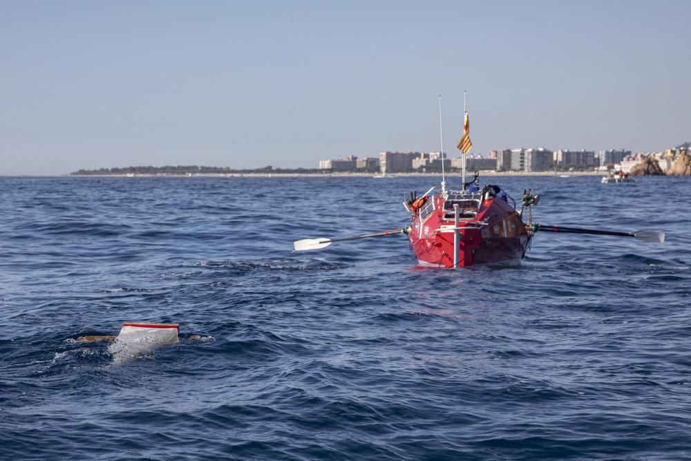 Una barca  recorre la Costa Brava recollint-hi microplàstics