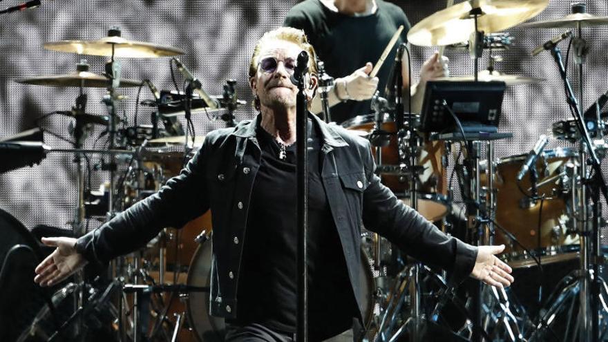 La banda irlandesa U2, con su líder y cantante Bono.