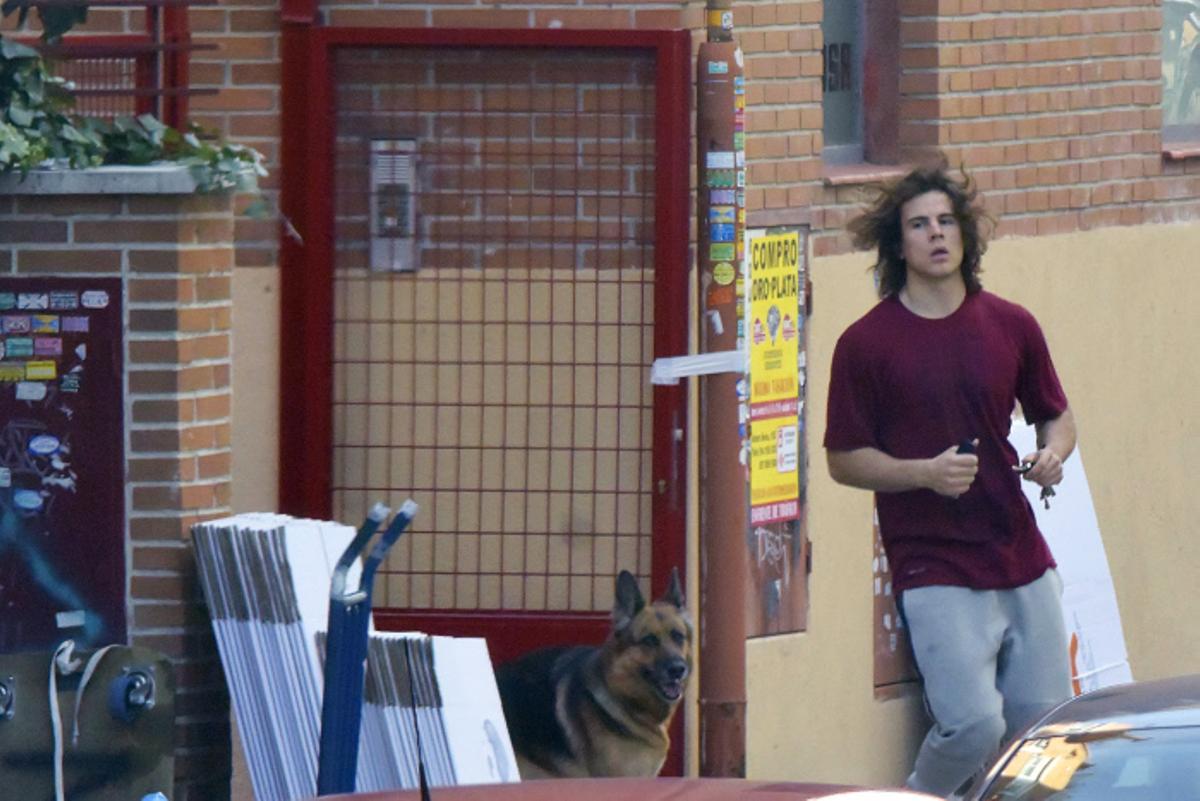 Daniel Sancho, durante una mudanza de su padre antes del crimen de Edwin Arrieta