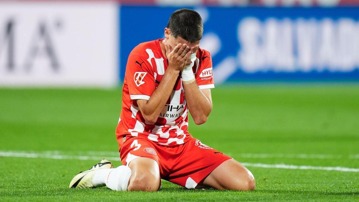 Miguel, el defensa del Girona, se lamenta de una ocasión fallada en la segunda parte ante el Rayo en Montilivi.