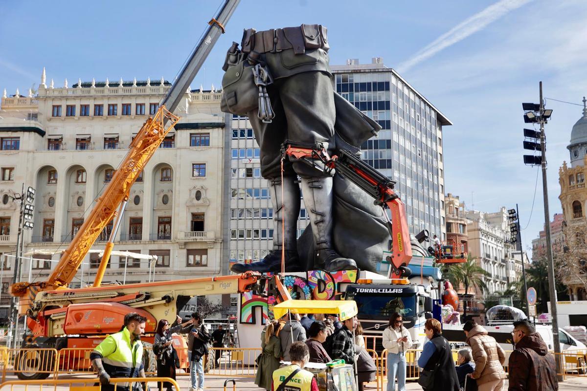 El corazón de las Fallas se levanta: avanza el montaje de la falla municipal de València El corazón de las Fallas se levanta: avanza el montaje de la falla municipal de València