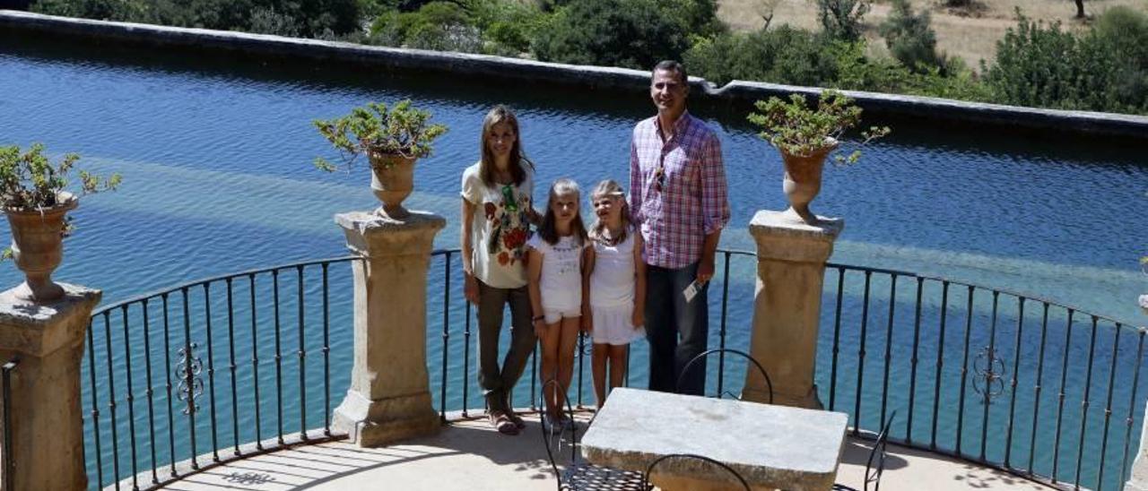 Los Reyes, junto a sus hijas, posan en su visita en agosto de 2014 a la finca de Raixa.