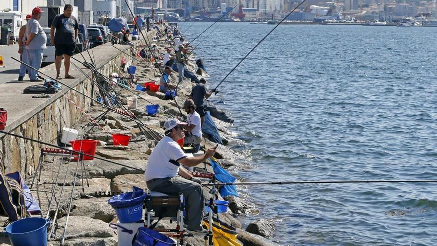 Pescadores deportivos en la escollera del puerto de O Berbés. // M. G. Brea