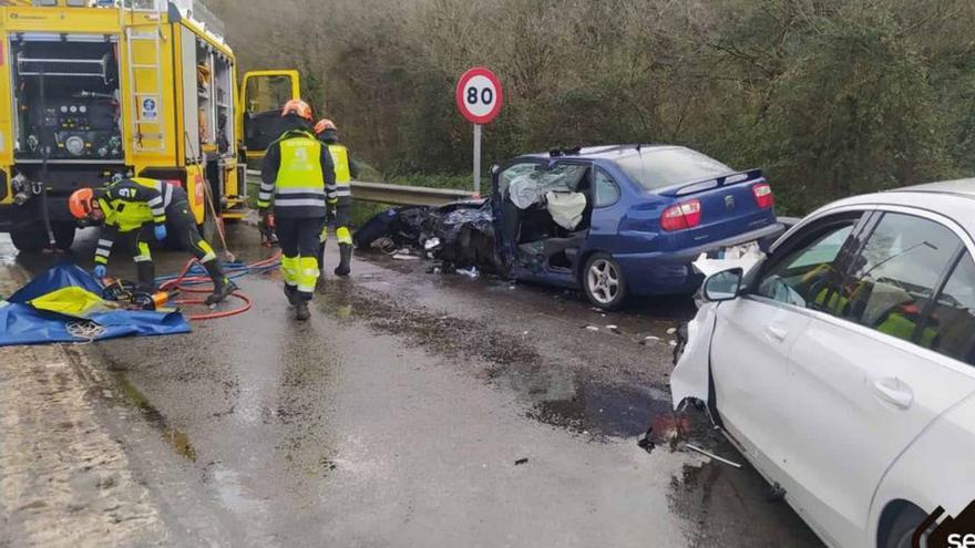 Tres hombres resultan heridos en un choque frontal en la carretera de Luanco