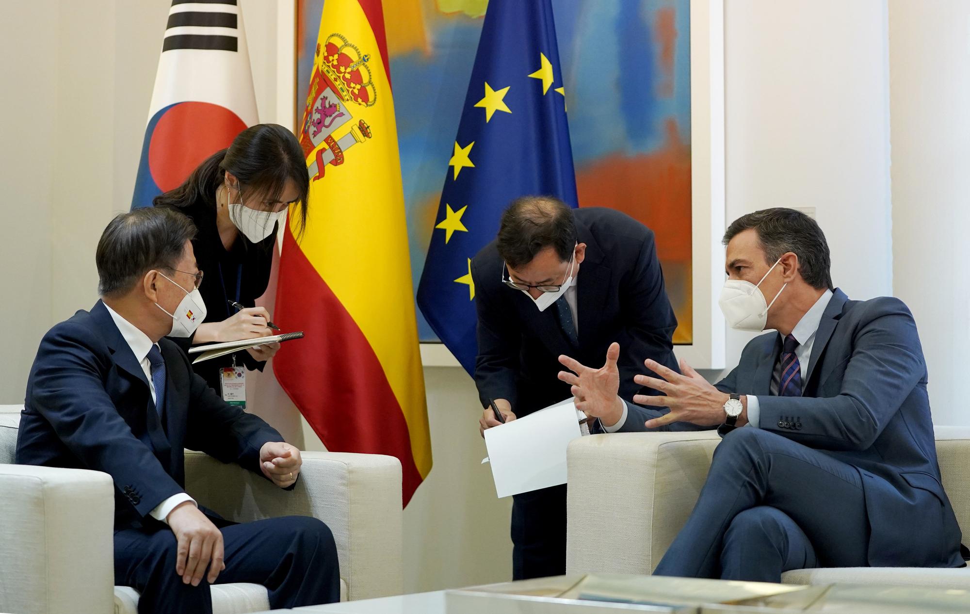 Pedro Sánchez recibe en Moncloa al presidente de la República de Corea, Moon Jae-in