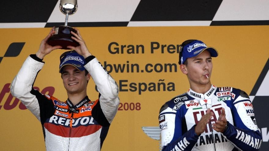 El piloto español Dani Pedrosa (Honda RC 212 V) ante su compatriota, Jorge Lorenzo (Yamaha YZR M 1) en el podio, levantando el trofeo que le acredita como vencedor del Gran Premio de España de MotoGP.