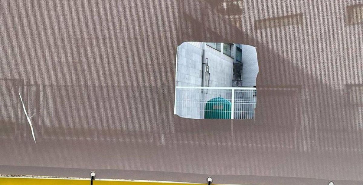 Una de las lonas, ya vandalizada.