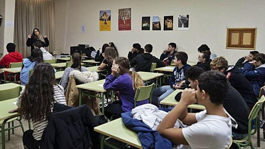 La psicóloga Elisa Encinas imparte la charla a alumnos del IES Universidad Laboral.  José Luis Fernández