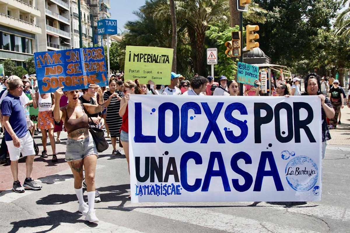 Miles de malagueños recorren las calles del centro de Málaga durante la manifestación del 27J por la vivienda