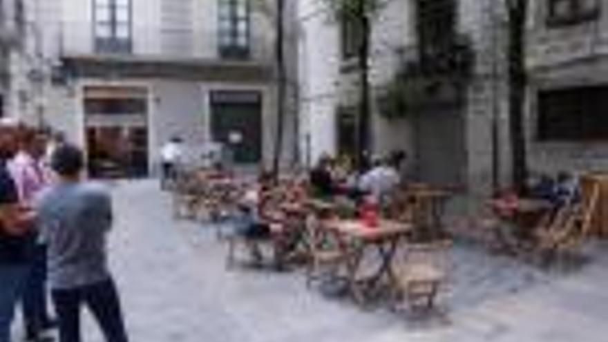 La plaça Bell·lloc, a tocar de la plaça del Vi, té diferents establiments amb terrasses.